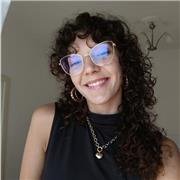 Doy clases dentro de la industria de moda, desde estilismo, costura básica y media avanzada, diseño, patronar, entre otros